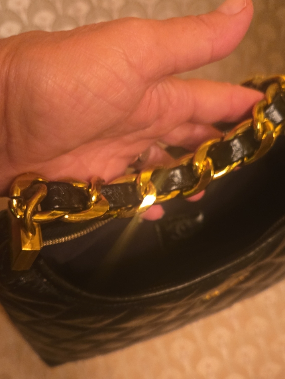 Black Quilted Buttery Sholder Bag. Medium Size. - Picture 5 of 5